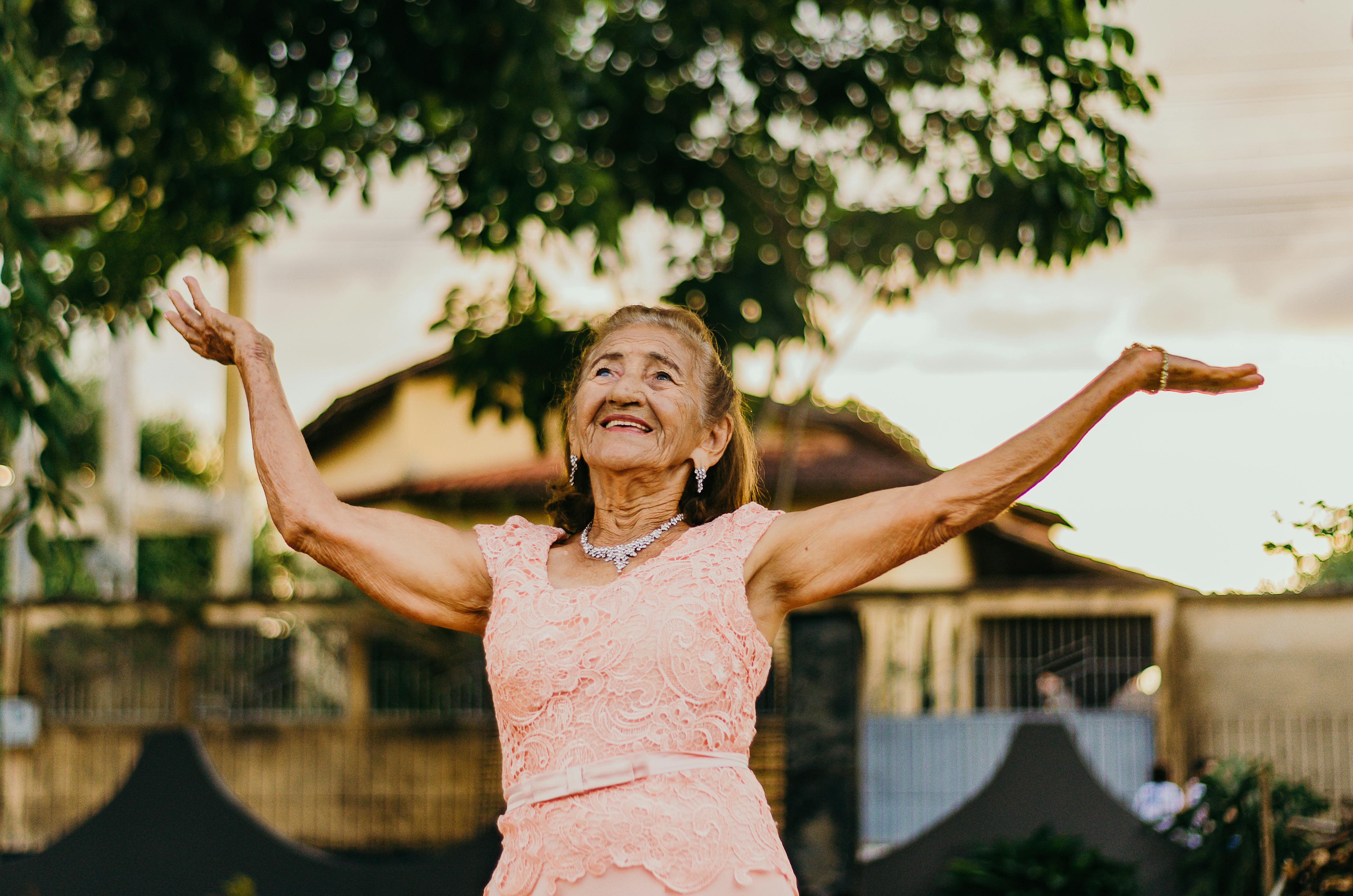 Mulher idosa feliz ao ar livre, representando planejamento de aposentadoria